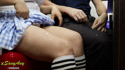 Jauna skolniece jāņtiekas ar klasesbiedru mājasdarbā-xsanyAny